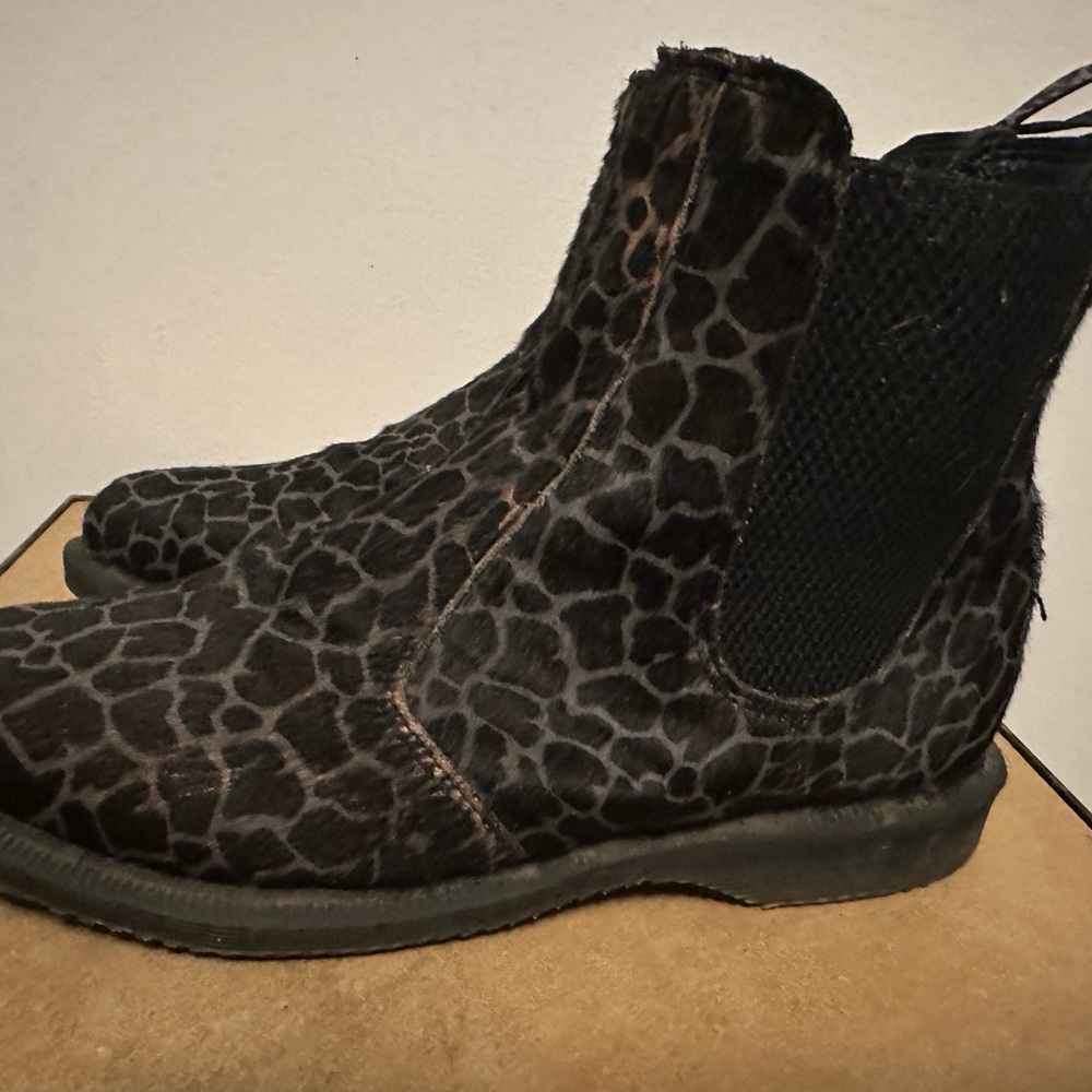 Dr. Martens Black Gray Giraffe-Print Chelsea Ankle Boots - Picture 3 of 12
